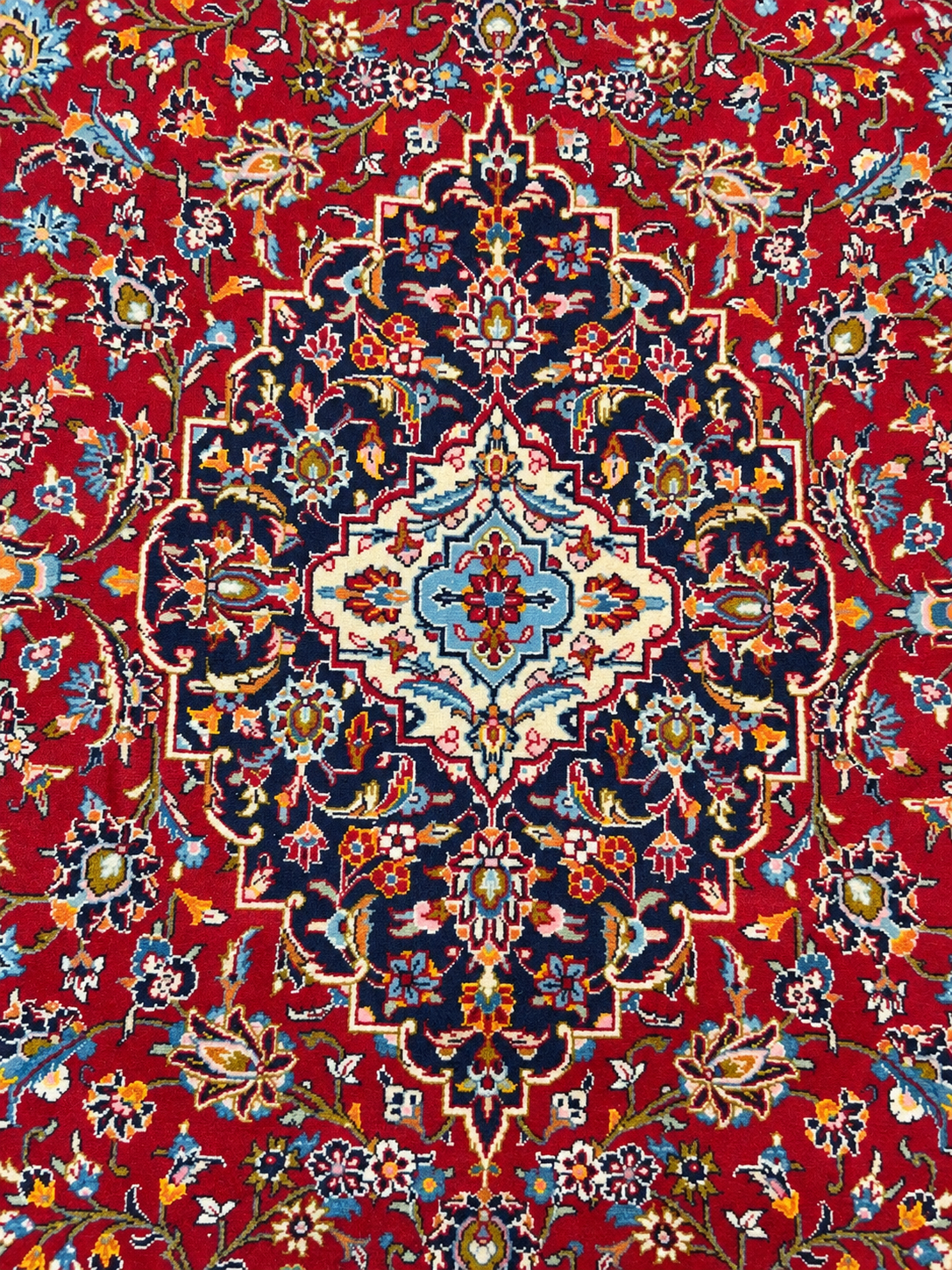 PERSIAN HANDKNOTTED KASHAN RUG (246 x 385 cm)