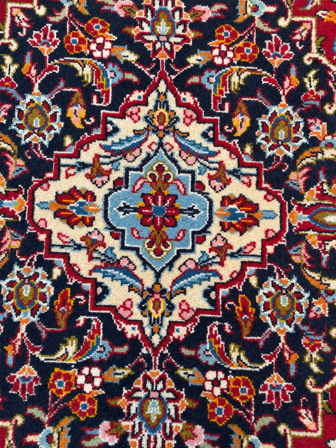 PERSIAN HANDKNOTTED KASHAN RUG (246 x 385 cm)