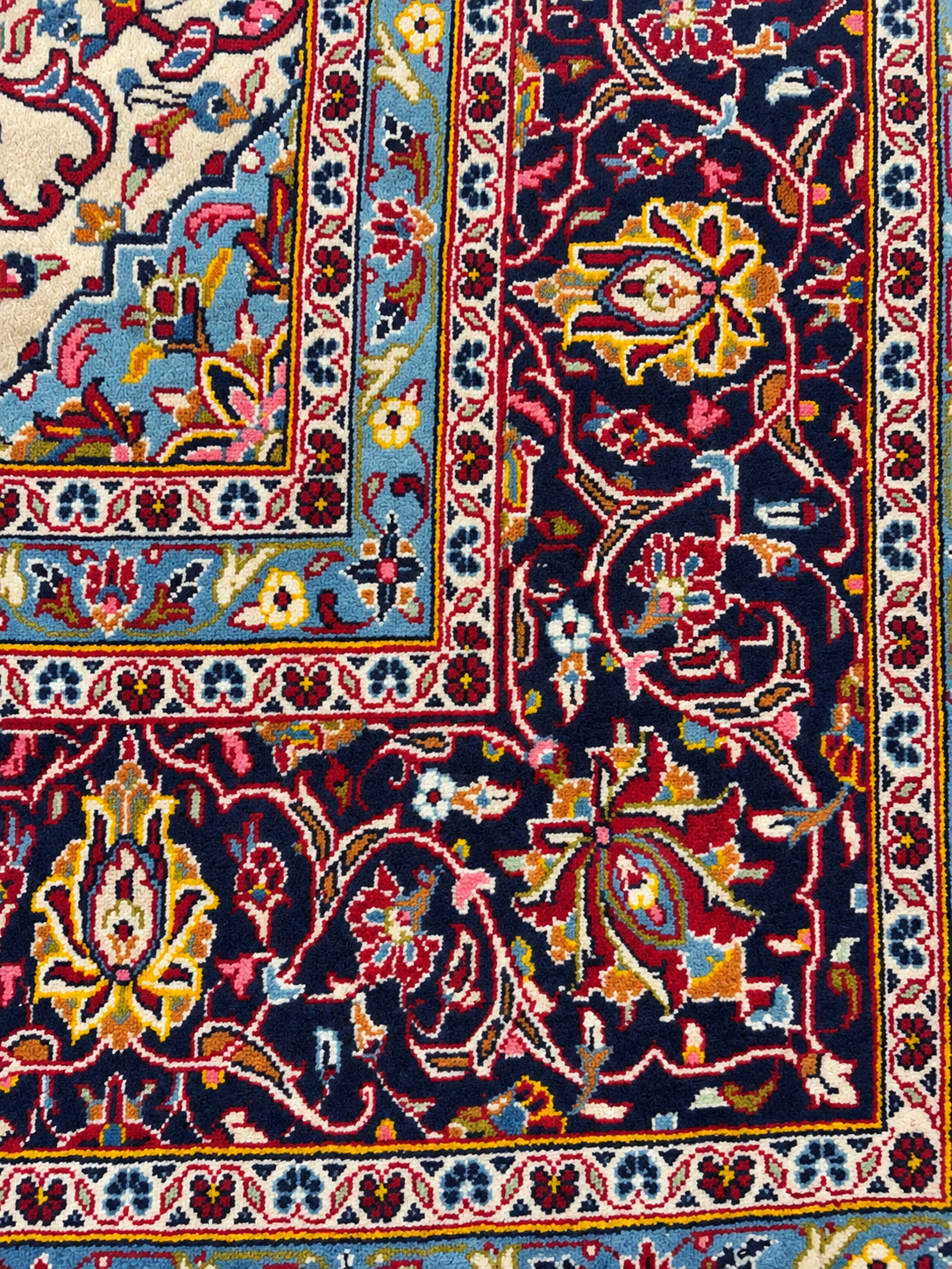 PERSIAN HANDKNOTTED KASHAN RUG (246 x 385 cm)